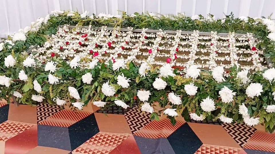 Phoolon ki chadar flower canopy made with white roses on a lattice